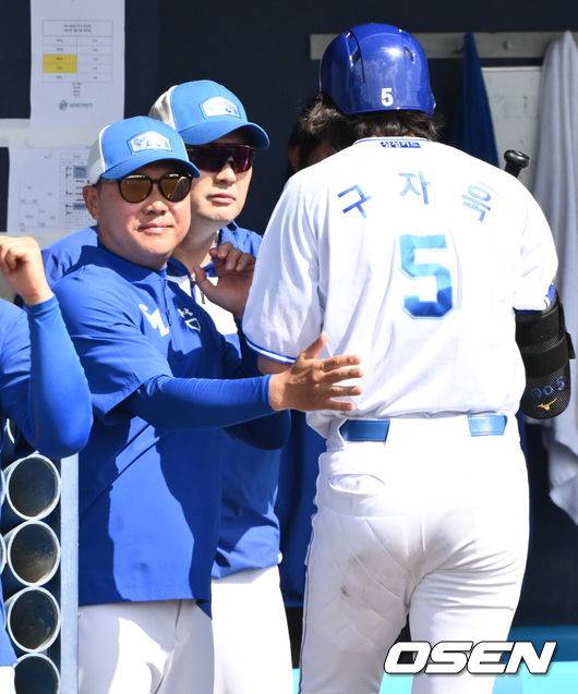 [OSEN=오키나와(일본), 조은정 기자]2일(한국시간) 일본 오키나와 온나손 아카마 구장에서 삼성 라이온즈와 KIA 타이거즈의 연습경기가 열렸다.삼성 선발은 후라도, KIA는 올러를 선발 투수로 내세웠다.5회말 1사 만루 삼성 구자욱이 역전 만루 홈런을 날린 뒤 박진만 감독의 환영을 받고 있다. 2025.03.02 /cej@osen.co.kr