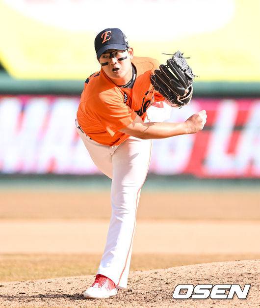 [OSEN=인천, 박준형 기자] 11일 오후 인천 SSG랜더스필드에서 ‘2025 신한 SOL BANK KBO리그’ SSG 랜더스와 한화 이글스의 시범경기가 진행됐다.이날 SSG은 정동윤을, 한화는 와이스를 선발투수로 내세웠다. 8회말 한화 김서현 투수가 역투하고 있다.    2025.03.11 / soul1014@osen.co.kr