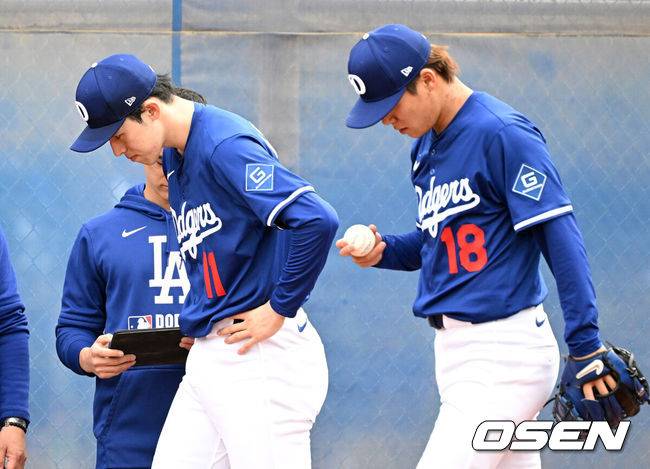 [OSEN=이대선 기자] LA 다저스 사사키 로키와 야마모토 요시노부가 불펜 피칭을 하고 있다. 2025.02.18 / sunday@osen.co.kr
