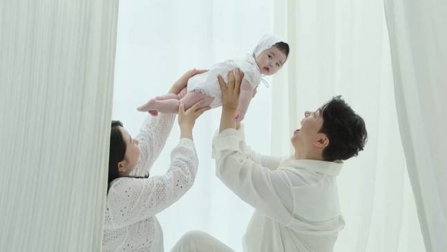박수홍이 생후 4개월 딸 재이와 함께한 첫 번째 가족사진을 공개했다.&nbsp;KBS 2TV ‘슈퍼맨이 돌아왔다’ 갈무리