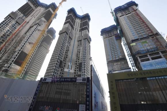 국민의힘이 11일 비수도권의 총부채원리금상환비율(DSR) 대출 규제 완화와 한시적 부동산 세제 개편 등 건설 경기 대책 마련을 촉구하고 나섰다. 사진은 중대재해처벌법이 처음 시행된 2022년 1월 27일 서울 시내 한 아파트 공사 현장. 안주영 전문기자