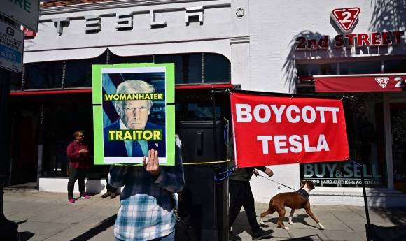 지난 8일(현지시간) 미국 캘리포니아 테슬라 매장 밖에서 열린 ’테슬라 보이콧‘ 시위. AFP 연합뉴스