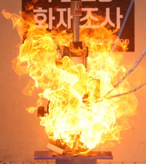 물리적 충격에 의한 보조배터리 열폭주 실험 - 12일 부산 연제구 부산소방재난본부에서 진행된 보조배터리 열폭주와 안전보관 방화팩 검증 실험에서 물리적 충격을 받은 보조배터리가 순식간에 화염에 휩싸이고 있다. 뉴스1