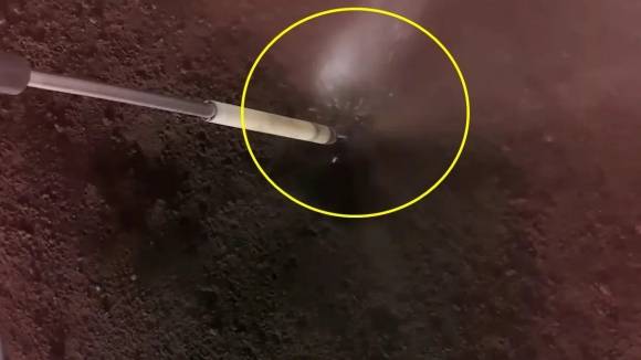 달 표면을 드릴로 뚫고 있는 블루 고스트. Firefly Aerospace