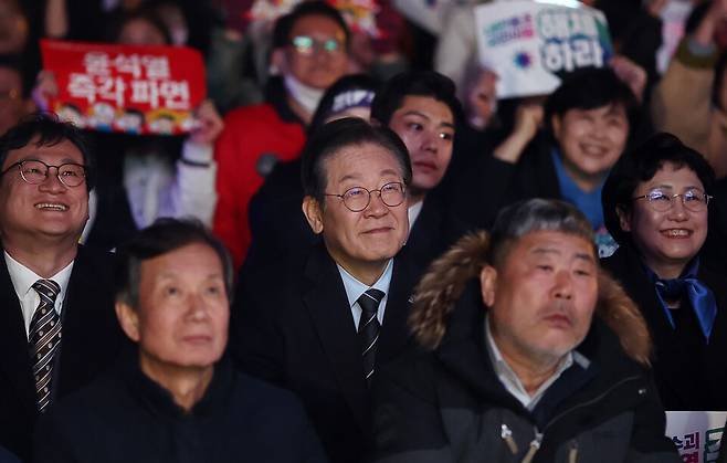 이재명 더불어민주당 대표가 3월9일 서울 경복궁역 인근에서 열린 '윤석열 즉각퇴진·사회대개혁 비상행동, 대통령 탄핵 촉구 집회'에 참석해 미소를 보이고 있다. ⓒ연합뉴스