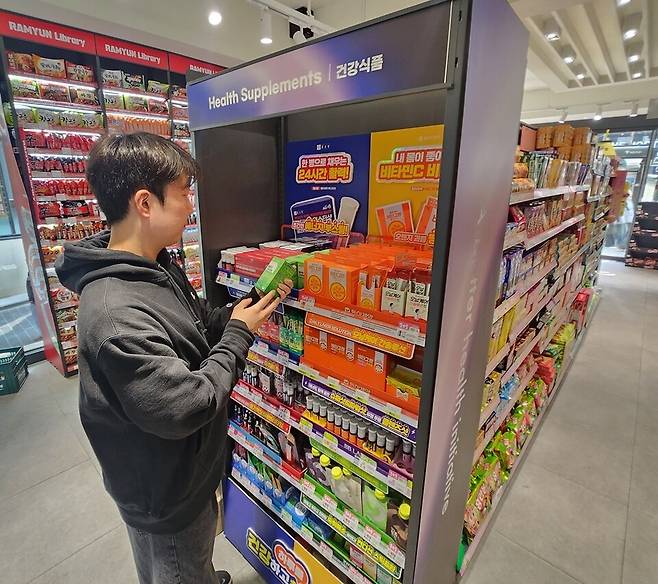 CU는 11일 "상반기 직영점을 중심으로 건기식 테스트를 확대하고 제품 출시를 추진할 계획"이라고 밝혔다. 사진은 CU명동역점에서 건강기능식품을 둘러보는 소비자의 모습 ⓒBGF코리아 제공