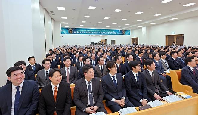 화성특례시 남양읍에 소재한 ‘화성남양 하나님의 교회’ 헌당기념예배에 참석한 신자들이 설교를 경청하는 모습.
