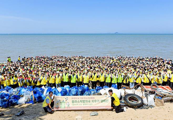 ‘화성남양 하나님의 교회’를 비롯해 경기 화성, 평택, 오산, 안성, 안산 등 경기도 일원의 하나님의 교회 신자들이 화성시 궁평리 해수욕장에서 ‘플라스틱발자국 지우기’ 캠페인을 개최해 일대를 쾌적하게 바꿨다. 약 900명이 생활 쓰레기 800kg과 플라스틱 4000L를 수거했다.