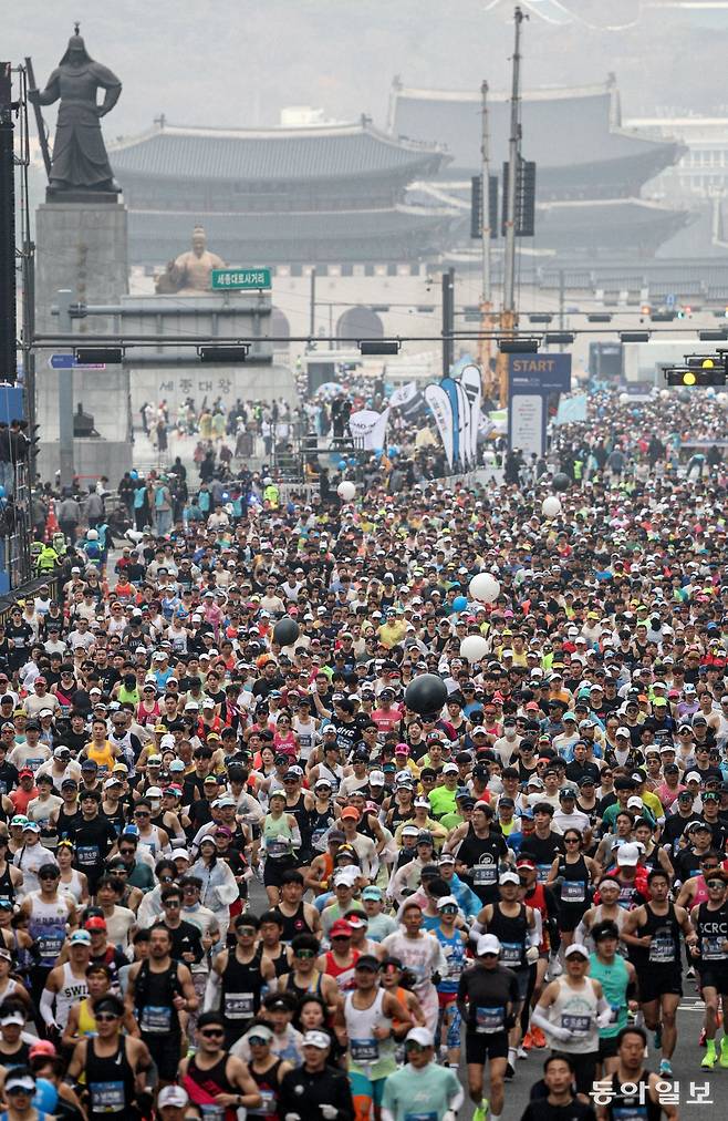 지난해 3월17일  열린 ‘2024 서울마라톤’에서 선수들이 힘차게 출발하고 있다. 올해 대회는 역대 최대 규모인 4만여 명이 참가해 ‘서울의 봄’을 달릴 예정이다. 스포츠동아 DB