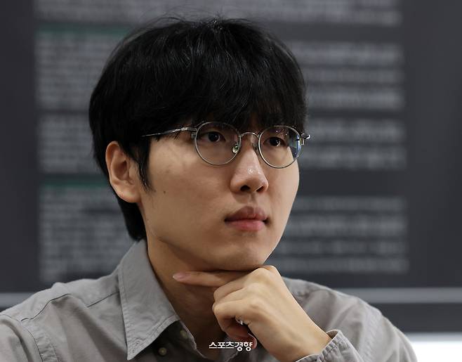 한국 바둑 최강자 신진서 9단이 10일 서울 성동구 한국기원에서 본지와 인터뷰를 하고 있다. 서성일 선임기자