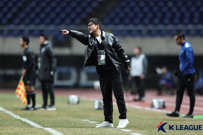 이정효 감독이 전술 지시하고 있다. /사진=한국프로축구연맹 제공