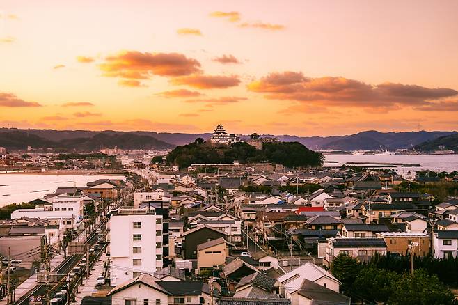 가라쓰 시내의 일몰. 가라쓰성을 중심으로 왼쪽은 마츠우라강, 오른쪽은 가라쓰만이다