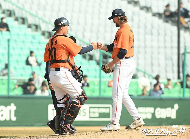 11일 오후 인천SSG랜더스필드에서 열린 '2025 신한 SOL Bank KBO리그' 한화 이글스와 SSG 랜더스의 시범경기, 5회말 2사 1루 한화 선발 와이스가 마운드를 내려가고 있다. 인천, 고아라 기자