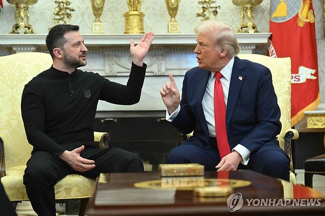젤렌스키-트럼프 '설전' 지난달 28일(현지시간) 미국 백악관에서 도널드 트럼프 대통령(오른쪽)이 볼로디미르 젤렌스키 우크라이나 대통령과 설전을 벌이던 모습. [AFP 연합뉴스 자료사진. 재판매 및 DB 금지]