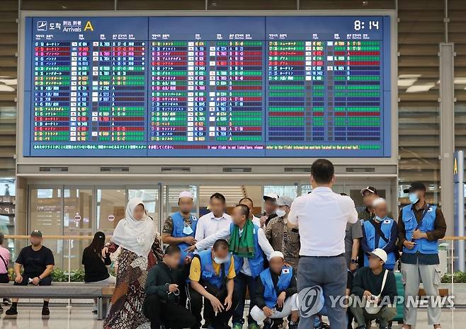 '웰컴 투 코리아' 영종도 인천국제공항 제2여객터미널을 통해 입국한 외국인 근로자들이 기념촬영을 하고 있다. [연합뉴스 자료사진]