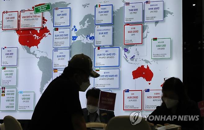 투자 이민 상담하는 방문객들 [연합뉴스 자료사진]