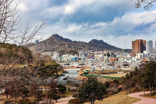 난영공원에서 바라본 유달산과 목포항 [사진/백승렬 기자]