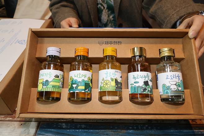 2021 제주관광기념품 공모전 금상 '제주한잔 전통주 미니어처 5종 세트' [촬영 백나용]