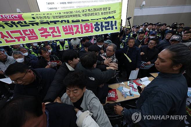 작년 12월 4일 오후 대구 북구 엑스코에서 열린 환경부 주최 낙동강권역 하천유역수자원관리계획(안) 공청회에서 댐 건설에 반대하는 주민들과 찬성하는 주민들이 몸싸움을 벌이고 있다. [연합뉴스 자료사진]