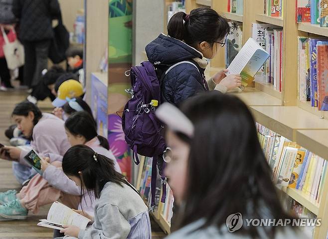 서점 찾은 어린이들 독서 삼매경 [연합뉴스 자료사진]