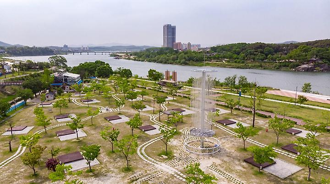 금은모래 캠핑장 데크가 깔려 있고 강줄기가 보이는 항공 사진