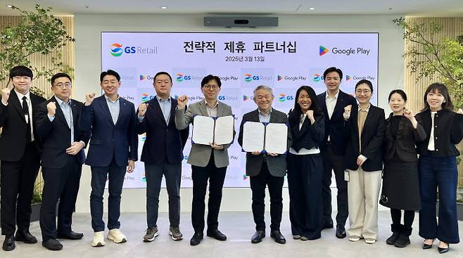 GS리테일 및 구글 임직원이 파트너십 행사 기념 사진을 촬영하고 있다. 왼쪽부터 다섯번째 오진석 GS리테일 BU장, 여섯 번째 코이(Koi) 구글 아시아 총괄 부사장. (사진=GS리테일)