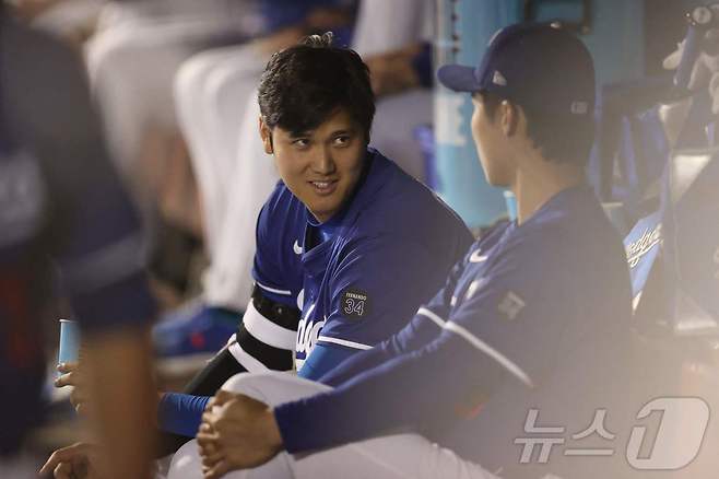 LA 다저스 김혜성(오른쪽)은 메이저리그에서 '동료' 오타니 쇼헤이(왼쪽)와 함께 뛸 날이 미뤄졌다.  ⓒ AFP=뉴스1