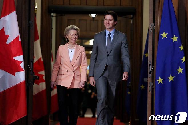 저스틴 트뤼도 캐나다 총리가 7일(현지시간) 오타와의 의사당에서 열린 우르줄라 폰데어라이엔 EU 집행위원장의 환영식에 도착을 하고 있다. ⓒ AFP=뉴스1 ⓒ News1 우동명 기자