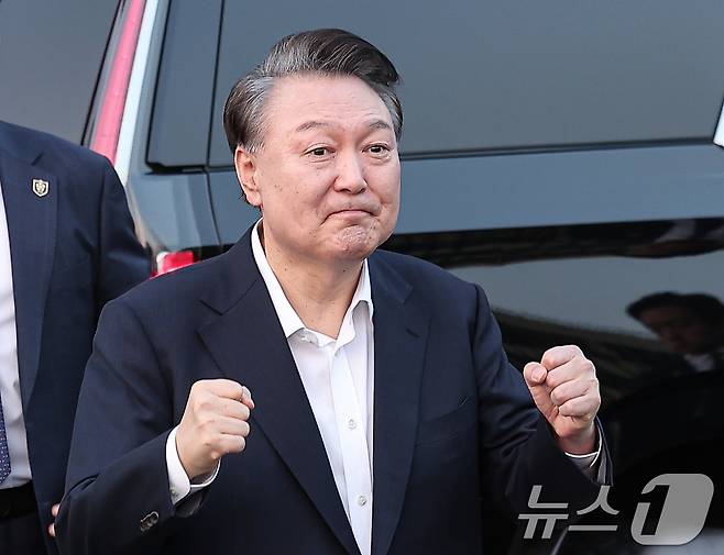 법원의 구속취소 청구 인용으로 석방된 윤석열 대통령이 8일 오후 서울 용산구 한남동 대통령 관저 앞에서 지지자들을 향해 주먹을 불끈 쥐며 인사하고 있다. 2025.3.8/뉴스1 ⓒ News1 김성진 기자