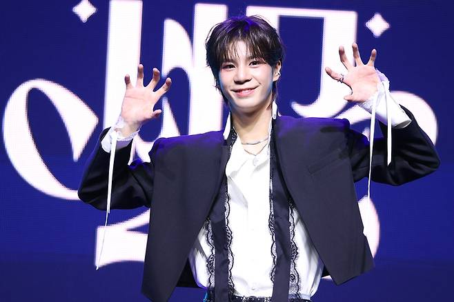가수 정동원이 13일 오후 서울 용산구 노들섬 라이브하우스에서 열린 두 번째 정규앨범 ‘키다리의 선물’ 발매 기념 쇼케이스에서 포즈를 취하고 있다. 사진 | 연합뉴스