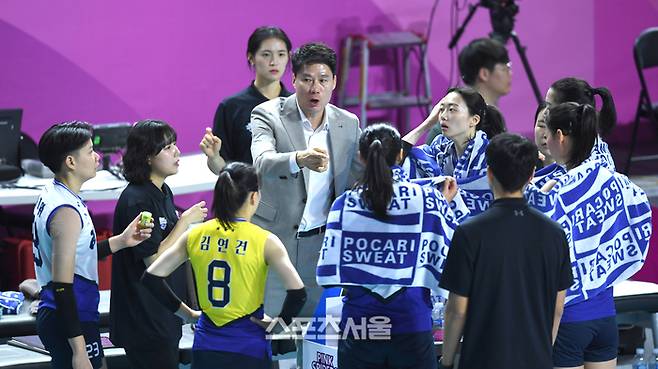 현대건설 강성형 감독이 24일 인천삼산월드체육관에서 열린 2024~2025 V-리그 흥국생명과 경기에서 작전지시를 하고 있다.  2024. 11. 24. 삼산 | 최승섭기자 thunder@sportsseoul.co