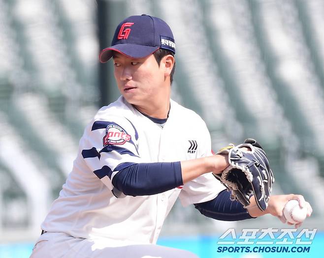 11일 부산 사직구장에서 열린 KBO리그 시범경기 롯데와 LG의 경기. 투구하고 있는 롯데 정현수. 부산=송정헌 기자songs@sportschosun.com/2025.03.11/