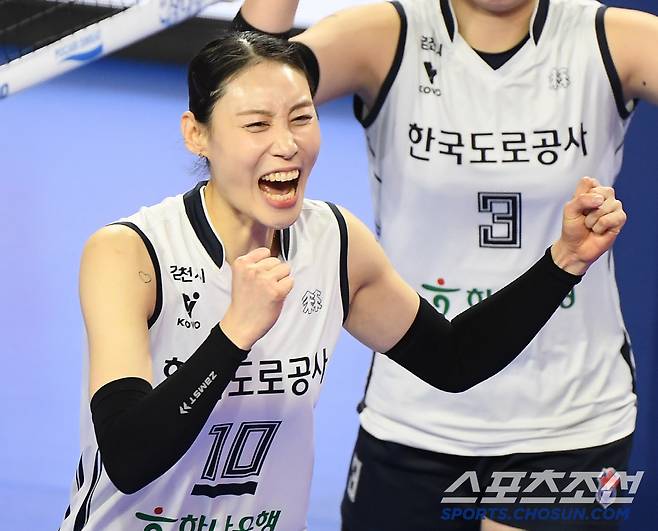 20일 화성체육관에서 열린 IBK 기업은행과 도로공사의 경기. 도로공사 배유나가 블로킹 성공 후 기뻐하고 있다. 화성=정재근 기자 cjg@sportschosun.com/2025.2.20/