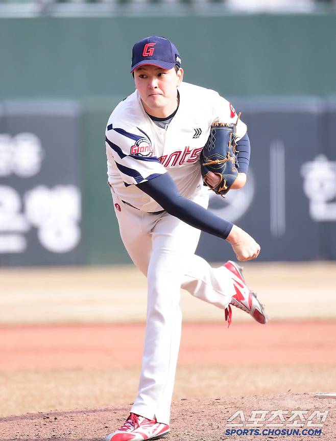 13일 부산 사직구장에서 열린 KBO리그 시범경기 롯데와 한화의 경기. 투구하고 있는 롯데 김원중. 부산=송정헌 기자songs@sportschosun.com/2025.03.13/