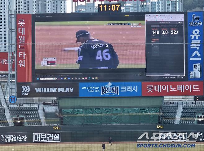 한화전을 마친 롯데 선수들이 타격 및 수비 훈련을 하고 있다. 손성빈도 포수 장비를 차고 송구 훈련에 열중했다. 김영록 기자