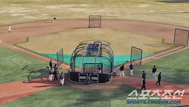 한화전을 마친 롯데 선수들이 타격 및 수비 훈련을 하고 있다. 손성빈도 포수 장비를 차고 송구 훈련에 열중했다. 김영록 기자
