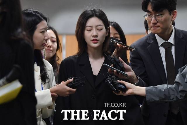 배우 고 김새론은 2020년 김수현의 권유로 신생 기획사였던 골드메달리스트로 이적했다. 사진은 지난 2023년 4월 배우 김새론이 서울중앙지방법원에서 열린 1심 선고공판 당시. /더팩트 DB