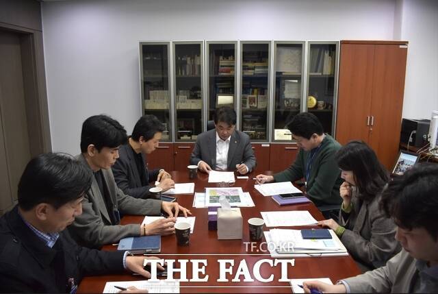 배준영 국민의힘 의원(가운데)이 13일 국회에서 국가철도공단으로부터 동인천 민자역사 복합개발 사업 관련 업무 보고를 받고 있다. /배준영 의원실