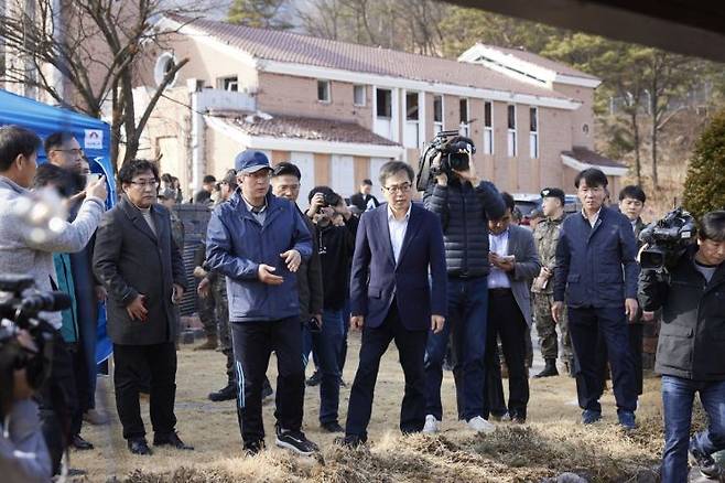 김동연 경기도지사가 13일 포천 노곡리 오폭사고 현장을 6일 만에 다시 찾아 수습상황을 점검하고 피해 주민을 위로하며 경기도 차원의 일상회복지원금을 지급하겠다고 밝혔다. 경기도 제공