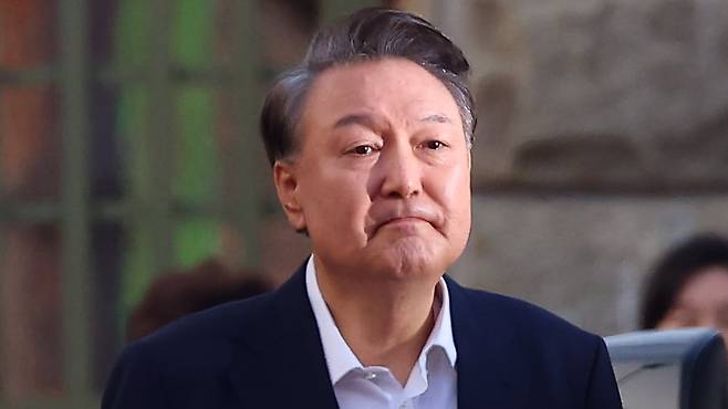 지난 8일 경기도 의왕시 서울구치소 앞에서 경호차량에서 내려 지지자들에게 인사하며 구치소를 나서고 있다./연합뉴스