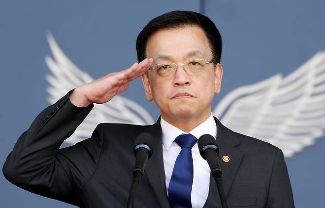 최상목 대통령 권한대행 부총리 겸 기획재정부 장관이 지난 12일 청주 공군사관학교에서 제73기 졸업 및 임관식 축사를 마친 뒤 거수 경례를 하고 있다. /연합뉴스