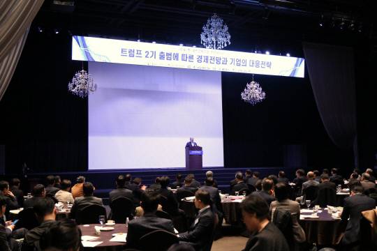 정태희 대전상공회의소 회장이 13일 호텔ICC 크리스탈볼룸에서 열린 '제247차 대전경제포럼 조찬세미나'에 참석해 인사말을 하고 있다. 대전상공회의소 제공