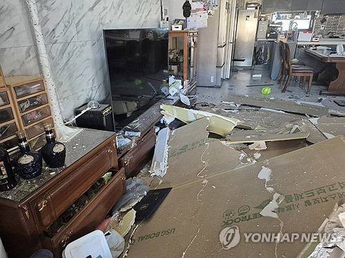 지난 6일 경기도 포천시 이동면 노곡리 공군 전투기 오폭 사고 현장에서 파손된 민가 내부 모습. [독자 제공. 포천=연합뉴스]