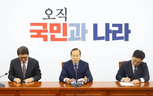 권영세 국민의힘 비상대책위원장이 13일 오전 최재해 감사원장과 이창수 서울 중앙지검장의 탄핵심판 결정에 대한 기자회견을 하고 있다. 윤운식 선임기자 yws@hani.co.kr