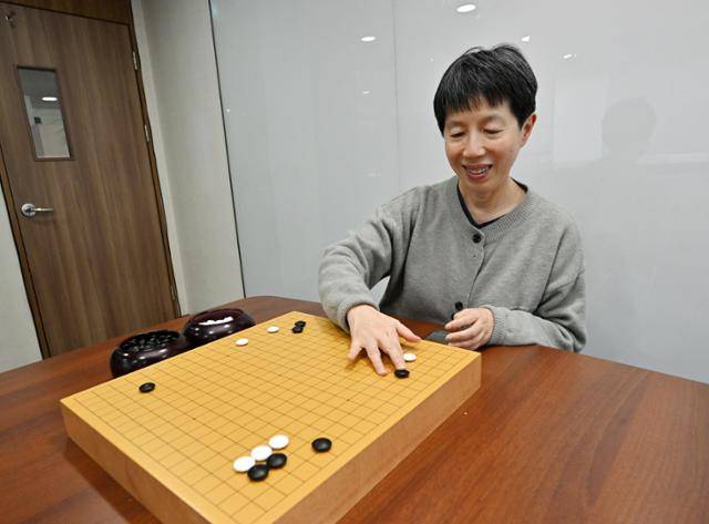 지난 4일 서울 성동구 한국기원에서 만난 중국 루이나이웨이 9단이 지난달 ‘제2회 농심 백산수배 세계바둑시니어최강전’에서 거둔 5연승 가운데 주요 대국 내용을 복기하고 있다. 홍인기 기자