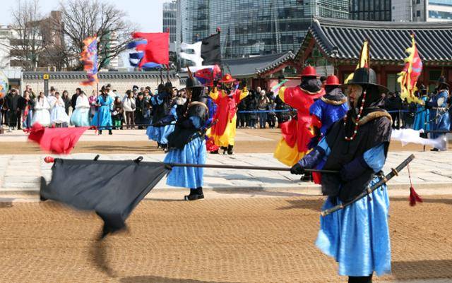 북동풍의 영향으로 기온이 떨어진 3일 서울 종로구 경복궁에서 열린 수문장 교대식에서 깃발이 바람에 휘날리고 있다. 뉴시스