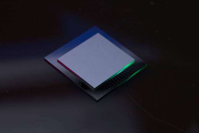 지난달 27일(현지시간) 미국 아마존웹서비스(AWS)가 공개한 자체 개발 양자컴퓨팅 칩 '오셀롯'. 로이터 연합뉴스