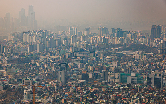 서울 남산에서 바라본 서울 용산구와 마포구 일대의 모습. 2025.03.10 [사진=연합뉴스]