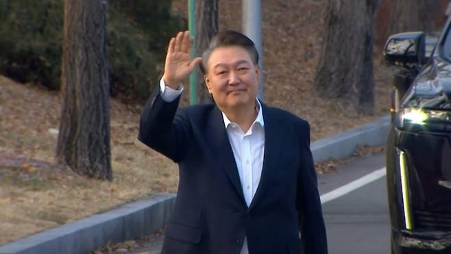 윤석열 대통령이 지난 8일 서울구치소에서 걸어 나오며 지지자들에게 손을 흔들며 인사하고 있디. (SBS 캡처)