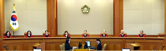 최재해 감사원장 및 이창수 중앙지검장 등 검사 3인에 대한 탄핵심판 선고기일이 열린 13일 오전 서울 종로구 헌법재판소 심판정에서 헌법재판관들이 자리에 앉고 있다. 김경록 기자